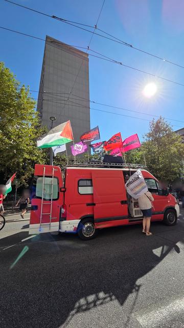 Photo du camion Solidaires orné des drapeaux de tous les syndicats de Solidaires Rhône et d'un drapeau de la Palestine, lors de la manifestation ce vendredi 19 septembre à Lyon, suite à l'appel à la grève reconductible par Solidaires Rhône.