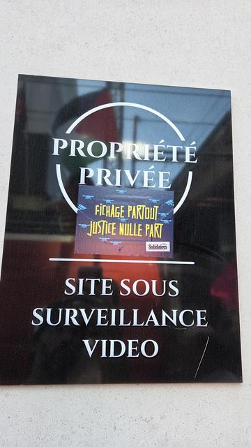 Photo prise lors de la manifestation ce vendredi 19 septembre à Lyon, suite à l'appel à la grève reconductible par Solidaires Rhône. On y voit une plaque à l'entrée d'un bâtiment sur laquelle est inscrit "Propriété privée. Site sous surveillance vidéo". Sur cette plaque est collé un autocollant de Solidaires avec le slogan "Fichage partout, justice nulle part".