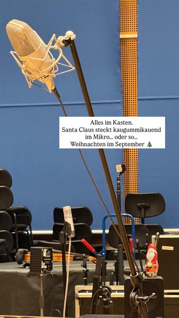 Bild aus dem Studio, rote Lampe ist aus, ein Weihnachtsmann, Pulte, eine Bratsche