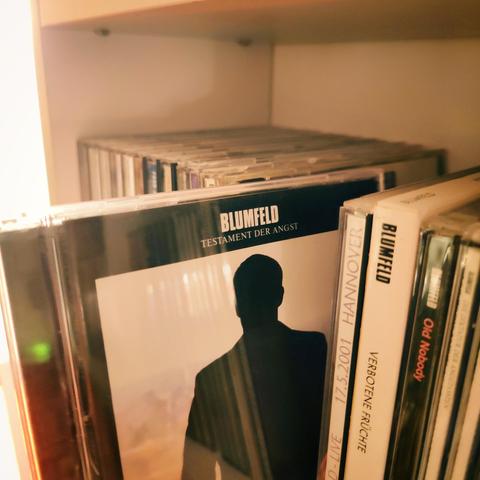 CD: "Blumfeld - Testament der Angst" - leicht aus einem CD-Regal mit noch mehr Blumfeld-CDs gezogen.