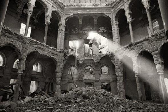 Junio de 1993. La cruz penetra en la destrozada Biblioteca de Sarajevo, atacada por la artillería serbia durante el cerco de la ciudad en la guerra de Bosnia-Herzegovina, entre 1992 y 1996. (GERVASIO SÁNCHEZ)
