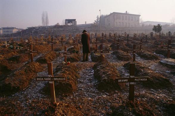Un hombre en el Cementerio de los Leones de Sarajevo llora la muerte de un familiar, en 1992. (Antoine GYORI / Sygma via Getty Images)