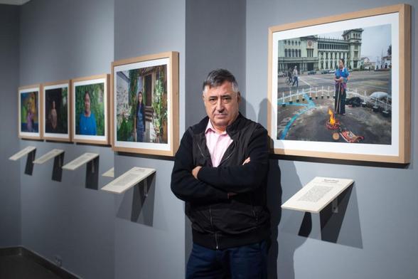 Gervasio Sánchez, en la exposición "Activistas por la vida", en el Centro Internacional de Fotografía y Cine, el 21 de diciembre de 2023 en Madrid. (Gustavo Valiente / Europa Press via Getty Images)