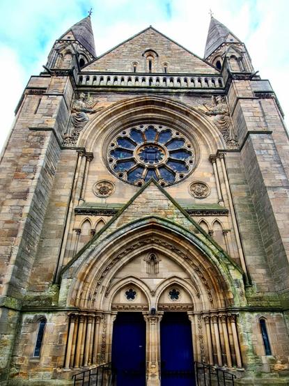 The main entrance of a Victorian church in Glasgow.