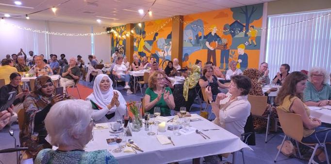 Deelnemers / tafelgasten klappen mee met de muziek