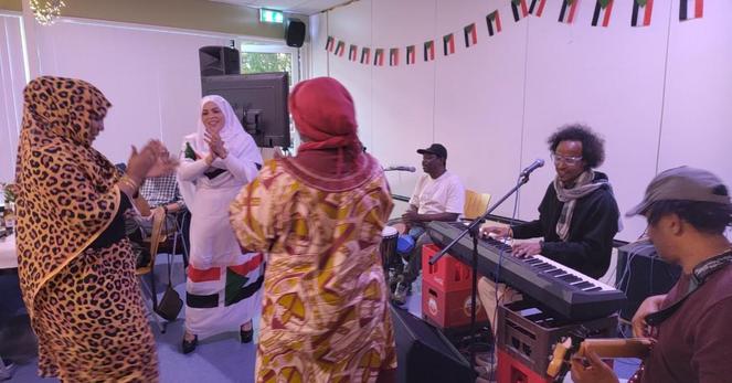Vrouwen dansen op de live muziek van Hassam en de Blue Nile Band