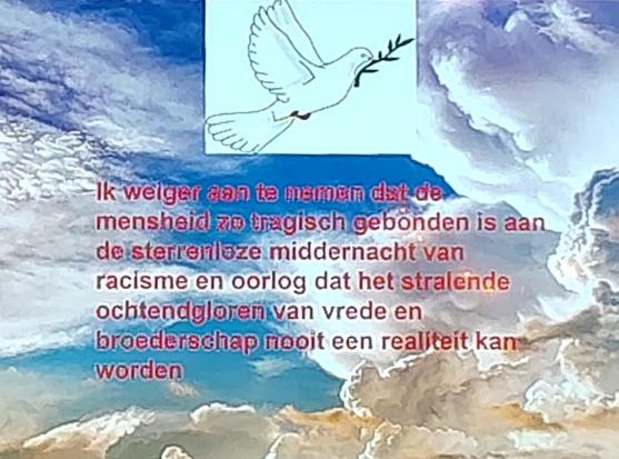 Afsluiting door spreker Osam Adam: 'Ik weiger aan te nemen dat de mensheid zo tragisch gebonden is aan de sterrenloze middernacht van racisme en oorlog dat het stralende ochtendgloren van vrede en broederschap nooit een realiteit kan worden.'