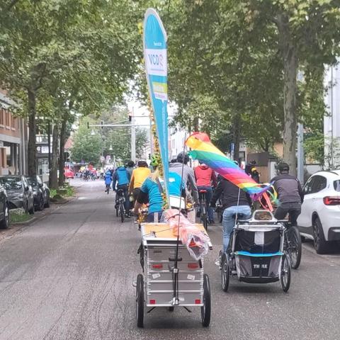 Kolonne der Kidical Mass Esslingen 2025-09-14 in der Plochinger Straße