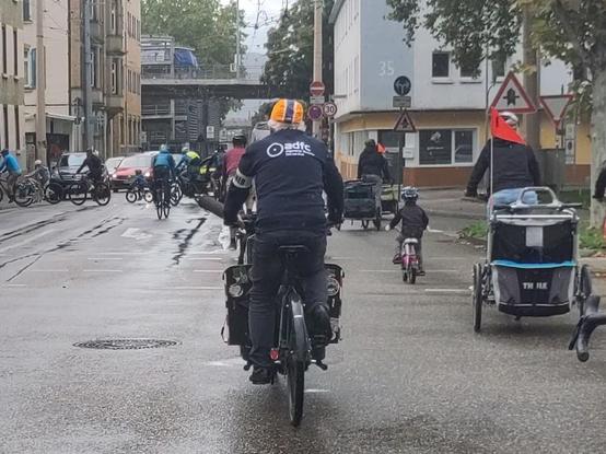 Kolonne der Kidical Mass Esslingen 2025-09-14 bei Zufahrt zum Merkelpark an der Fabrikstraße
