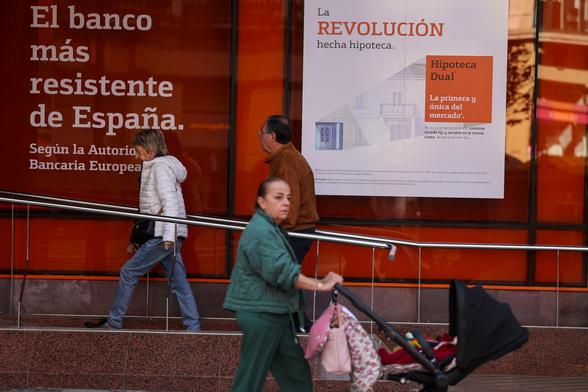 Publicidad de hipotecas en una sucursal bancaria de Bilbao.