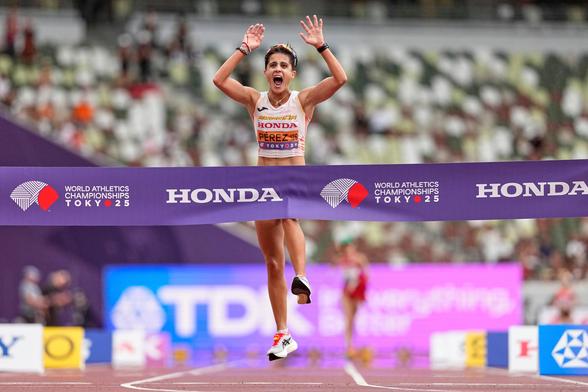 María Pérez cruza trinfadora la meta.