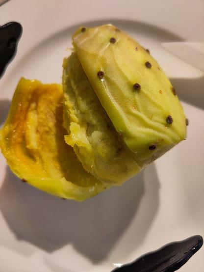 Der Fruchtkörper lässt sich leicht aus der Schale heraus rollen.