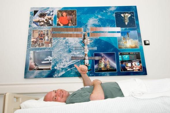 IT: foto del 2004 di un partecipante allo studio Science for Bed-Rest della NASA.
Notate la Stazione Spaziale Internazionale non ancora terminata.
Crediti: NASA Glenn Research Center su LinkedIn.

EN: a 2004 photo of a NASA Science for Bed-Rest study test subject.
Note that the International Space Station was still unfinished.
Credit: NASA Glenn Research Center on LinkedIn.