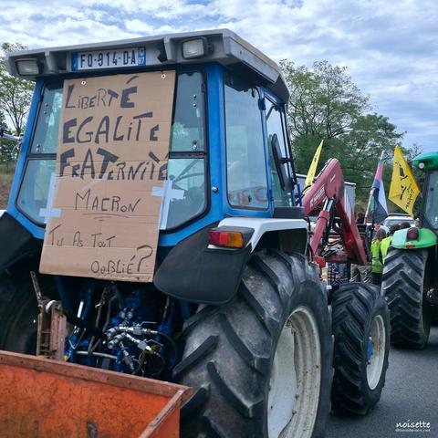 Encore un tracteur avec pancarte (gros plan)...