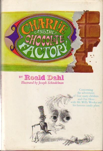 US-Erstausgabe. Oben eine angebissene plastische Schokoladentafel. Unten eine Bleistiftzeichnung von Wonka neben einem riesenhaften Kindergesicht.