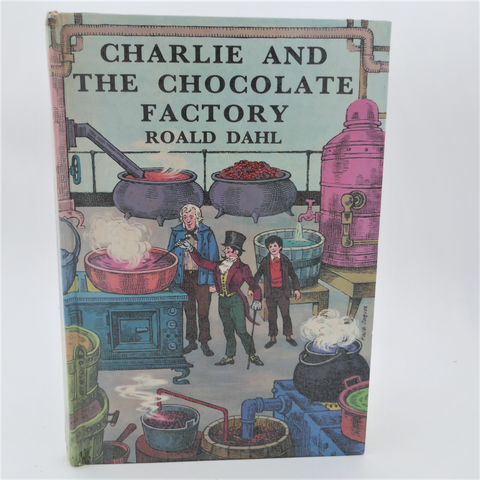 UK Erstausgabe. Wir sehen Wonka mit Charlie & Großvater (?) in einer viktorianisch anmutenden Werkhalle der Fabrik.