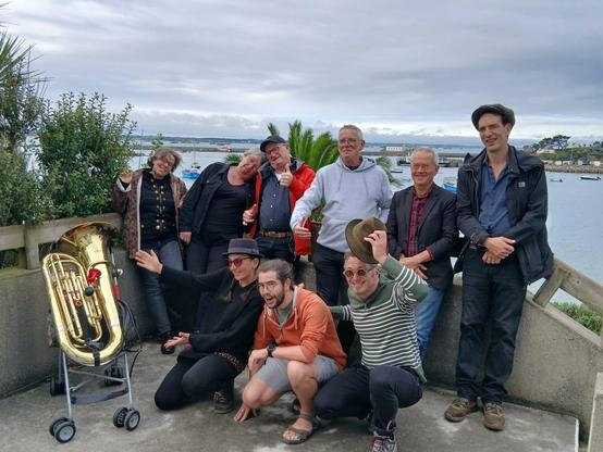 Foto ar strollad dirak ar mor. Un tuba zo met n'eus ket binviji all.