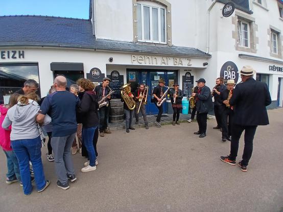 Ar strollad o seniñ dirak un davarn. Dañserien·ezed zo !