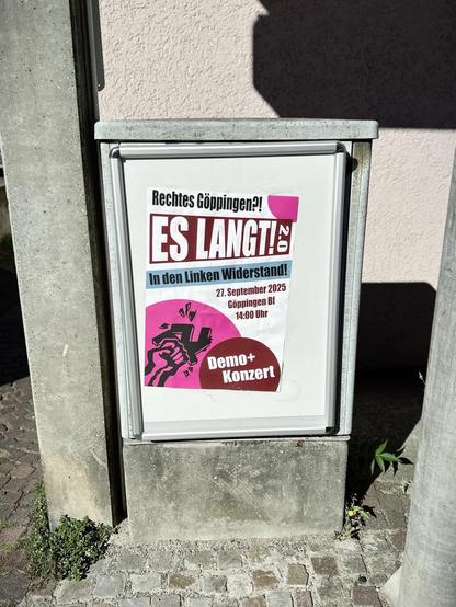 Das Foto zeigt einen Verteilerkasten mit einem Plakat auf dem der Text aus dem Beitrag steht mit grafischen Elementen und einer Faust, die ein Hakenkreuz zerschlägt illustriert.