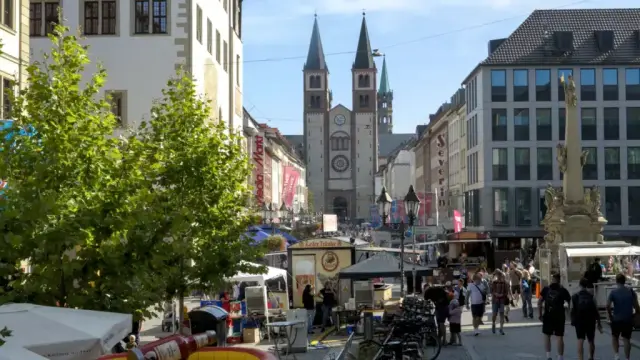 Ein Blick in die Domstraße in Würzburg von der Alten Mainbrücke aus. Es sind viele Menschen unterwegs und dazu noch einige Getränkestände und andere Stände auf dem Stadtfest zu erkennen