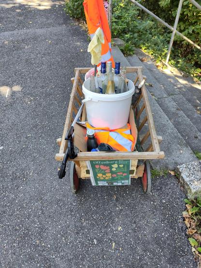 Wir hatten einige Bollerwagen dabei, um die vielen Flaschen und sonstigen Gegenstände leichter transportierne zu können. Hier stehen wir an einem Straßenabhang und es geht eine Treppe hinunter, ein Ort, an dem man viel finden konnte.