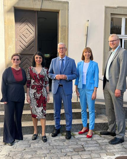 Landtagspräsidenten Muhterem Aras mit Teilnehmern vor der Hospitalkirche in der Stadt Schwäbisch Hall.