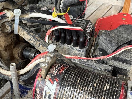 Connexion électriques refaites et isolées dans une voiturette de course