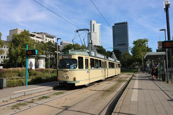 Historische Strassenbahn mit Wolkenkratzerpanorama