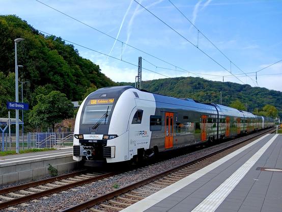 🇫🇷 Le train du jour: automotrice Desiro HC (Siemens) de l'opérateur National Express sur une mission RE5 Friedrichsfelde (Niederrhein)  - Koblenz-Hbf via Köln-Hbf. - Bad Breisig. 🚆 La rame es gris foncé avec des portes d'accès orange et un nez blanc. Des points blancs décorent la caisse.

🇬🇧 Train of the day: Desiro HC EMU (Siemens) operated by National Express on a RE5 service from Friedrichsfelde (Niederrhein) to Koblenz-Hbf via Köln-Hbf. - Bad Breisig. 🚆 The train ist mai ly dark grey with orange doors and a white nose. White points are decorating the sides of the carriages
