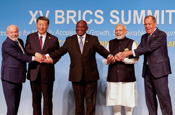 Los presidentes de Brasil, Luiz Inácio Lula da Silva; China, Xi Jinping; Sudáfrica, Cyril Ramaphosa; y la India, Narendra Modi, junto al ministro de Exteriores ruso, Serguéi Lavrov, en Johannesburgo el 23 de agosto de 2023.