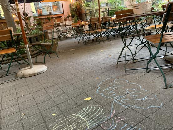 Tapas-Bar Freisitz mit Kinderkreidemlerei auf dem Boden.