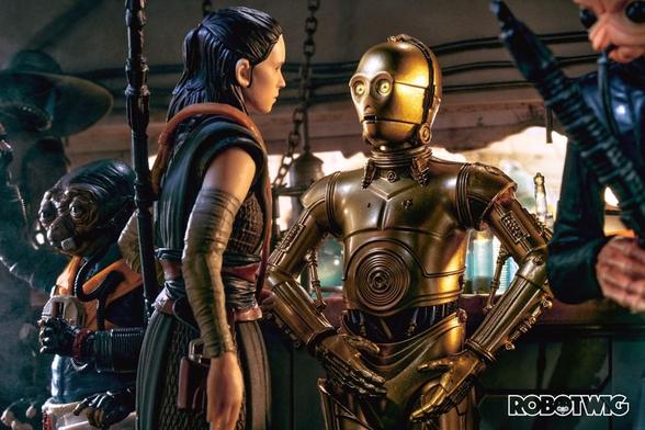 Rey and C3PO have a discussion in a canteena (one that allows droids)