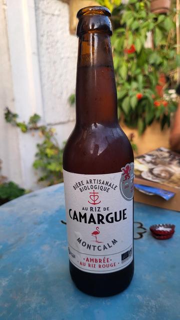 Ein Bier aus Camargue Reis steht auf einem hellblauen Balkontisch.