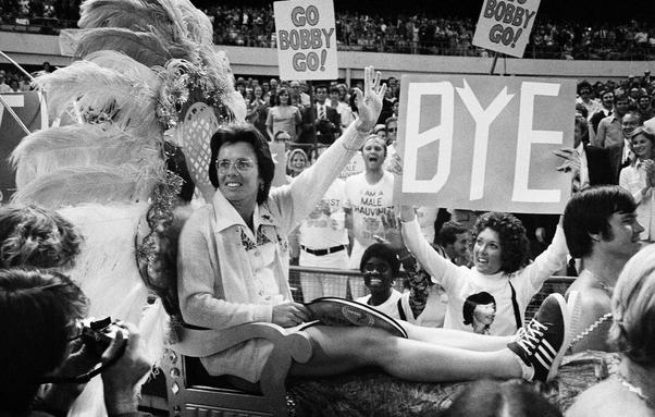 Billie Jean King being carried onto the court on a litter before the match. By Associated Press, photographer uncredited - https://www.usatoday.com/picture-gallery/sports/tennis/2023/09/19/photos-battle-of-the-sexes-billie-jean-king-bobby-riggs/70903426007/, Public Domain, https://commons.wikimedia.org/w/index.php?curid=141091014