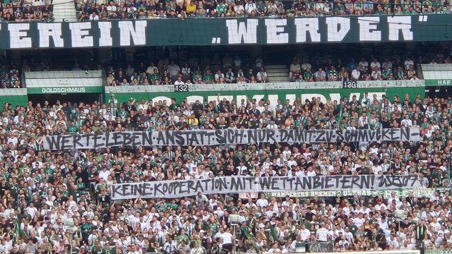 Fans von Werder Bremen zeigen in der Ostkurve des Weserstadions einen Banner mit dem Text: "Werte leben anstatt sich nur damit zu schmücken - Keine Kooperation mit Wettanbietern.