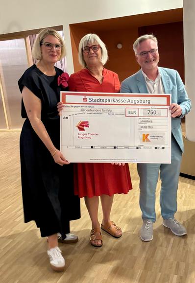 OBin Eva Weber, Theaterleiterin Susanne Reng und Augsburgs Kulturreferent Jürgen Enninger, der gerade einen Scheck der Kulturstiftung übergibt.