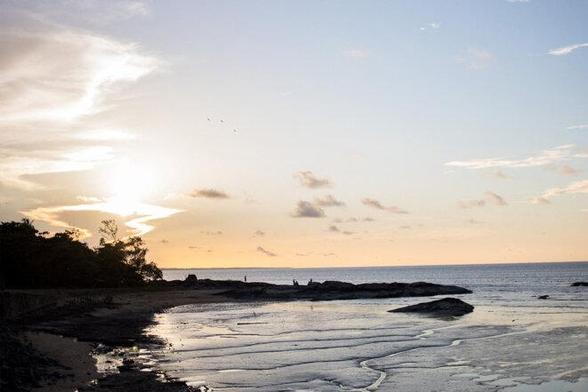 Le bord de mer au coucher du soleil depuis la Place des Amandiers, Cayenne. © Photo Émeric Fohlen / NurPhoto via AFP