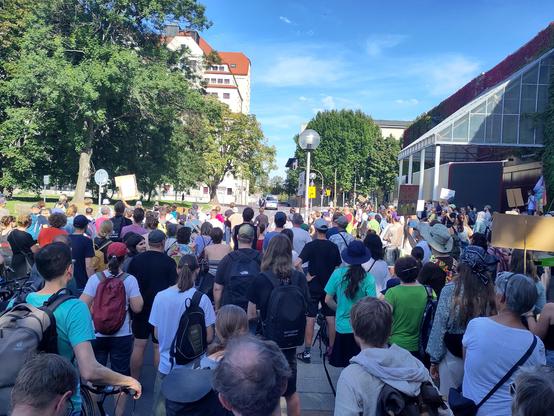 Viele Menschen die auf die Redner einer Demo in Dresden blicken.