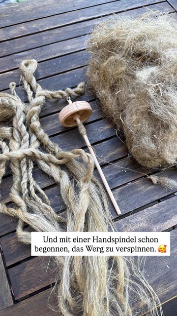 Meine Ausbeute von heute. Einige Leinenzöpfe, viel Werg und eine Handspindel