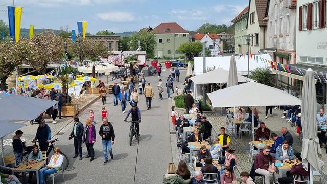 Die autobefreite Fläche direkt am Fluss. Viele Passant:innen und Cafés. 
Man sieht und spürt die Aufenthaltsqualität