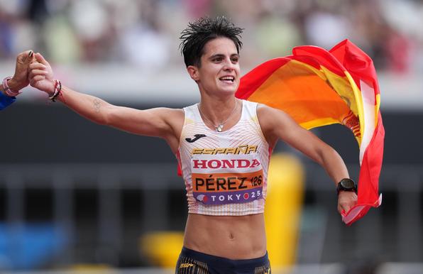 Vuelta de honor de María Pérez tras proclamarse campeona mundo en Tokio.