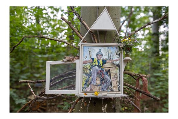 Ein Bild von Steffen Meyn an der Gedenkstätte im Hambacher Waldgemalt von Helge und Saxana