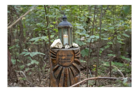 Ein Gedenk"stein" aus Holz für Steffen Meyn