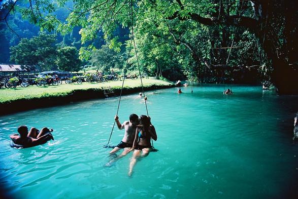 Deux personnes qui s'embrassent dans un lagon au Laos
