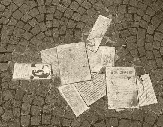 Das Weiße-Rose-Mahnmal auf dem Geschwister-Scholl-Platz erinnert mit verstreuten Flugblättern aus Stein an die Aktionen der Weißen Rose.