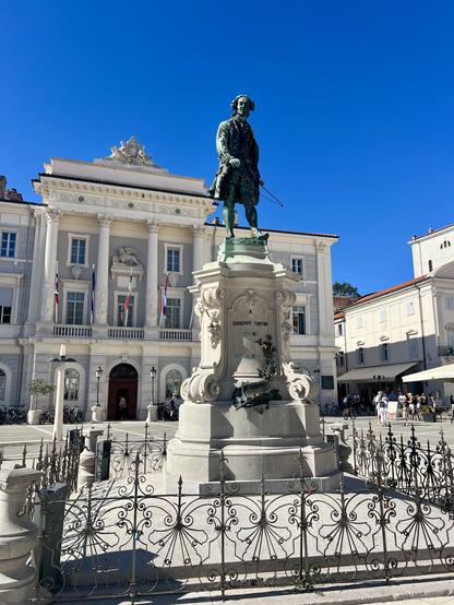 Die Statue von Tartini vor dem Rathaus