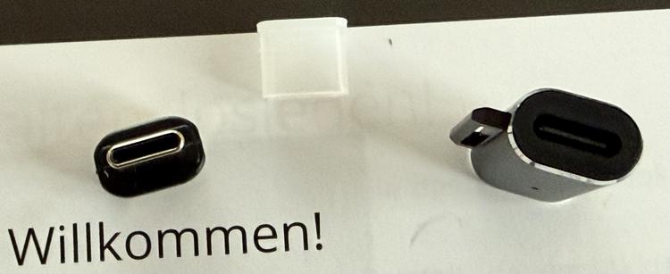 Das Bild zeigt einen USB-Typ-C-Anschluss und eine Schutzhülle.