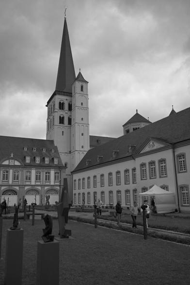 Innenhof der Abtei Brauweiler, mit der Kirche. Im Vordergrund einige Kunstwerke.