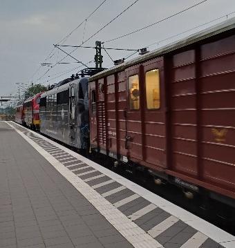 Alte Loks und ein Gepäckwagen