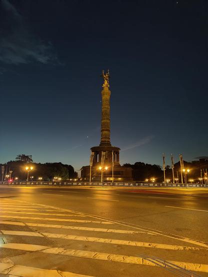 Die Siegessäule während des Sonnenaufgangs.